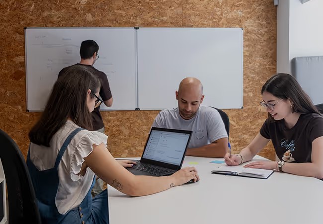 Premium Minders luciendo felices y concentrados trabajando en el proyecto